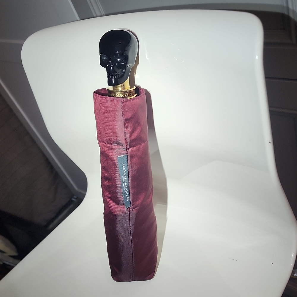 Umbrella Alexander McQueen Black Skull Wine Stopper with Burgundy Sleeve